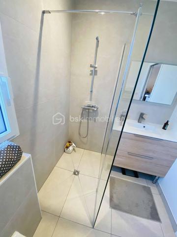 Maison neuve 2024 – Style moderne – 140 m² habitable – Commune Pluneret/Plumergat à MERIADEC 56400

Découvrez cette maison neuve de style moderne, construite en 2024, offrant environ 140 m² habitables sur un terrain de 1 234 m², située à MERIADEC sur la commune de PLUNERET/PLUMERGAT ( Proximité AURAY)
Aucun travaux à prévoir, hors finitions extérieures (enrobé et clôtures à finaliser).

La maison dispose d’une SURFACE UTILE de 167 m² avec une très belle Luminosité.

Rez-de-chaussée
Hall d’entrée avec placard
WC indépendant aux normes PMR
Spacieux salon / salle à manger très lumineux
Coin cuisine entièrement équipée, ouverte sur la pièce de vie
Suite parentale avec dressing et salle d’eau avec WC
Buanderie, dans la continuité du garage


Étage
Trois belles chambres spacieuses
Salle de bains
WC indépendant

Prestations
Chauffage par pompe à chaleur avec eau chaude
Chauffage au Sol RDC
Assainissement tout à l’égout
DPE : Classe A (RT 2020)
Taxe foncière : 1 000 €

Si toutefois ce bien correspond à votre projet , je reste joignable au 06.31.01.31.98 

Possible Envoi  vidéo par WhatsApp dans un premier temps et sur demande.