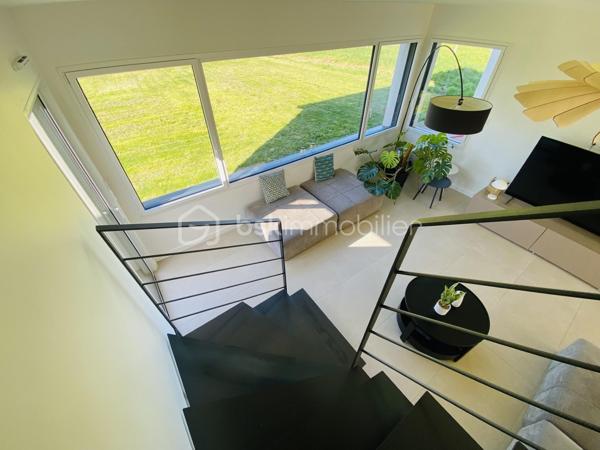 Maison neuve 2024 – Style moderne – 140 m² habitable – Commune Pluneret/Plumergat à MERIADEC 56400

Découvrez cette maison neuve de style moderne, construite en 2024, offrant environ 140 m² habitables sur un terrain de 1 234 m², située à MERIADEC sur la commune de PLUNERET/PLUMERGAT ( Proximité AURAY)
Aucun travaux à prévoir, hors finitions extérieures (enrobé et clôtures à finaliser).

La maison dispose d’une SURFACE UTILE de 167 m² avec une très belle Luminosité.

Rez-de-chaussée
Hall d’entrée avec placard
WC indépendant aux normes PMR
Spacieux salon / salle à manger très lumineux
Coin cuisine entièrement équipée, ouverte sur la pièce de vie
Suite parentale avec dressing et salle d’eau avec WC
Buanderie, dans la continuité du garage


Étage
Trois belles chambres spacieuses
Salle de bains
WC indépendant

Prestations
Chauffage par pompe à chaleur avec eau chaude
Chauffage au Sol RDC
Assainissement tout à l’égout
DPE : Classe A (RT 2020)
Taxe foncière : 1 000 €

Si toutefois ce bien correspond à votre projet , je reste joignable au 06.31.01.31.98 

Possible Envoi  vidéo par WhatsApp dans un premier temps et sur demande.