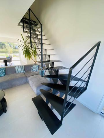 Maison neuve 2024 – Style moderne – 140 m² habitable – Commune Pluneret/Plumergat à MERIADEC 56400

Découvrez cette maison neuve de style moderne, construite en 2024, offrant environ 140 m² habitables sur un terrain de 1 234 m², située à MERIADEC sur la commune de PLUNERET/PLUMERGAT ( Proximité AURAY)
Aucun travaux à prévoir, hors finitions extérieures (enrobé et clôtures à finaliser).

La maison dispose d’une SURFACE UTILE de 167 m² avec une très belle Luminosité.

Rez-de-chaussée
Hall d’entrée avec placard
WC indépendant aux normes PMR
Spacieux salon / salle à manger très lumineux
Coin cuisine entièrement équipée, ouverte sur la pièce de vie
Suite parentale avec dressing et salle d’eau avec WC
Buanderie, dans la continuité du garage


Étage
Trois belles chambres spacieuses
Salle de bains
WC indépendant

Prestations
Chauffage par pompe à chaleur avec eau chaude
Chauffage au Sol RDC
Assainissement tout à l’égout
DPE : Classe A (RT 2020)
Taxe foncière : 1 000 €

Si toutefois ce bien correspond à votre projet , je reste joignable au 06.31.01.31.98 

Possible Envoi  vidéo par WhatsApp dans un premier temps et sur demande.