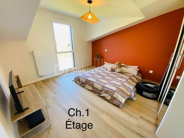 Maison neuve 2024 – Style moderne – 140 m² habitable – Commune Pluneret/Plumergat à MERIADEC 56400

Découvrez cette maison neuve de style moderne, construite en 2024, offrant environ 140 m² habitables sur un terrain de 1 234 m², située à MERIADEC sur la commune de PLUNERET/PLUMERGAT ( Proximité AURAY)
Aucun travaux à prévoir, hors finitions extérieures (enrobé et clôtures à finaliser).

La maison dispose d’une SURFACE UTILE de 167 m² avec une très belle Luminosité.

Rez-de-chaussée
Hall d’entrée avec placard
WC indépendant aux normes PMR
Spacieux salon / salle à manger très lumineux
Coin cuisine entièrement équipée, ouverte sur la pièce de vie
Suite parentale avec dressing et salle d’eau avec WC
Buanderie, dans la continuité du garage


Étage
Trois belles chambres spacieuses
Salle de bains
WC indépendant

Prestations
Chauffage par pompe à chaleur avec eau chaude
Chauffage au Sol RDC
Assainissement tout à l’égout
DPE : Classe A (RT 2020)
Taxe foncière : 1 000 €

Si toutefois ce bien correspond à votre projet , je reste joignable au 06.31.01.31.98 

Possible Envoi  vidéo par WhatsApp dans un premier temps et sur demande.