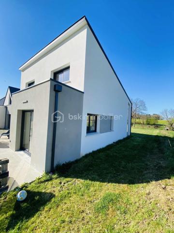 Maison neuve 2024 – Style moderne – 140 m² habitable – Commune Pluneret/Plumergat à MERIADEC 56400

Découvrez cette maison neuve de style moderne, construite en 2024, offrant environ 140 m² habitables sur un terrain de 1 234 m², située à MERIADEC sur la commune de PLUNERET/PLUMERGAT ( Proximité AURAY)
Aucun travaux à prévoir, hors finitions extérieures (enrobé et clôtures à finaliser).

La maison dispose d’une SURFACE UTILE de 167 m² avec une très belle Luminosité.

Rez-de-chaussée
Hall d’entrée avec placard
WC indépendant aux normes PMR
Spacieux salon / salle à manger très lumineux
Coin cuisine entièrement équipée, ouverte sur la pièce de vie
Suite parentale avec dressing et salle d’eau avec WC
Buanderie, dans la continuité du garage


Étage
Trois belles chambres spacieuses
Salle de bains
WC indépendant

Prestations
Chauffage par pompe à chaleur avec eau chaude
Chauffage au Sol RDC
Assainissement tout à l’égout
DPE : Classe A (RT 2020)
Taxe foncière : 1 000 €

Si toutefois ce bien correspond à votre projet , je reste joignable au 06.31.01.31.98 

Possible Envoi  vidéo par WhatsApp dans un premier temps et sur demande.