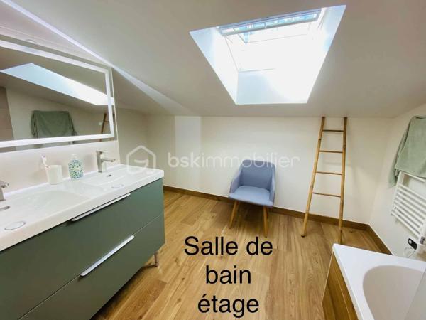 Maison neuve 2024 – Style moderne – 140 m² habitable – Commune Pluneret/Plumergat à MERIADEC 56400

Découvrez cette maison neuve de style moderne, construite en 2024, offrant environ 140 m² habitables sur un terrain de 1 234 m², située à MERIADEC sur la commune de PLUNERET/PLUMERGAT ( Proximité AURAY)
Aucun travaux à prévoir, hors finitions extérieures (enrobé et clôtures à finaliser).

La maison dispose d’une SURFACE UTILE de 167 m² avec une très belle Luminosité.

Rez-de-chaussée
Hall d’entrée avec placard
WC indépendant aux normes PMR
Spacieux salon / salle à manger très lumineux
Coin cuisine entièrement équipée, ouverte sur la pièce de vie
Suite parentale avec dressing et salle d’eau avec WC
Buanderie, dans la continuité du garage


Étage
Trois belles chambres spacieuses
Salle de bains
WC indépendant

Prestations
Chauffage par pompe à chaleur avec eau chaude
Chauffage au Sol RDC
Assainissement tout à l’égout
DPE : Classe A (RT 2020)
Taxe foncière : 1 000 €

Si toutefois ce bien correspond à votre projet , je reste joignable au 06.31.01.31.98 

Possible Envoi  vidéo par WhatsApp dans un premier temps et sur demande.