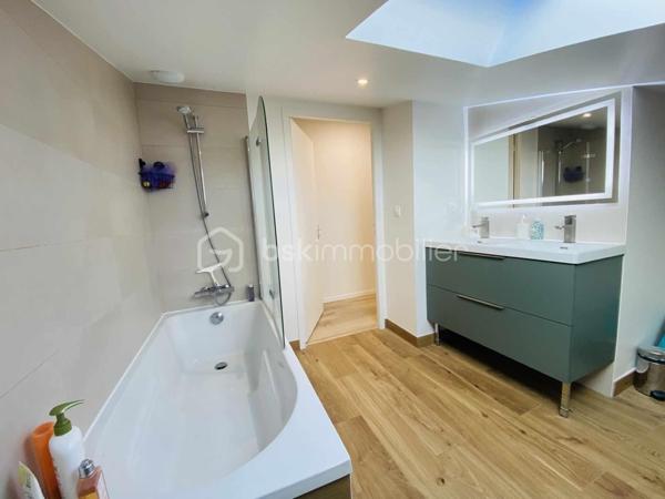 Maison neuve 2024 – Style moderne – 140 m² habitable – Commune Pluneret/Plumergat à MERIADEC 56400

Découvrez cette maison neuve de style moderne, construite en 2024, offrant environ 140 m² habitables sur un terrain de 1 234 m², située à MERIADEC sur la commune de PLUNERET/PLUMERGAT ( Proximité AURAY)
Aucun travaux à prévoir, hors finitions extérieures (enrobé et clôtures à finaliser).

La maison dispose d’une SURFACE UTILE de 167 m² avec une très belle Luminosité.

Rez-de-chaussée
Hall d’entrée avec placard
WC indépendant aux normes PMR
Spacieux salon / salle à manger très lumineux
Coin cuisine entièrement équipée, ouverte sur la pièce de vie
Suite parentale avec dressing et salle d’eau avec WC
Buanderie, dans la continuité du garage


Étage
Trois belles chambres spacieuses
Salle de bains
WC indépendant

Prestations
Chauffage par pompe à chaleur avec eau chaude
Chauffage au Sol RDC
Assainissement tout à l’égout
DPE : Classe A (RT 2020)
Taxe foncière : 1 000 €

Si toutefois ce bien correspond à votre projet , je reste joignable au 06.31.01.31.98 

Possible Envoi  vidéo par WhatsApp dans un premier temps et sur demande.