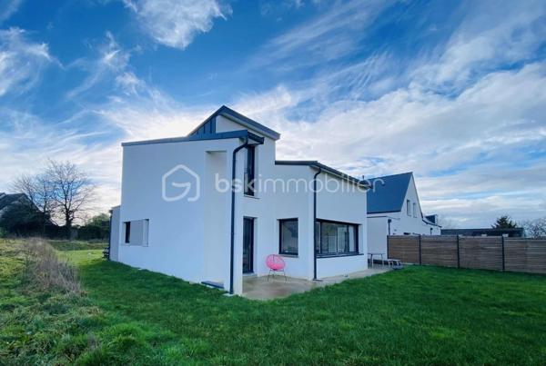 Maison neuve 2024 – Style moderne – 140 m² habitable – Commune Pluneret/Plumergat à MERIADEC 56400

Découvrez cette maison neuve de style moderne, construite en 2024, offrant environ 140 m² habitables sur un terrain de 1 234 m², située à MERIADEC sur la commune de PLUNERET/PLUMERGAT ( Proximité AURAY)
Aucun travaux à prévoir, hors finitions extérieures (enrobé et clôtures à finaliser).

La maison dispose d’une SURFACE UTILE de 167 m² avec une très belle Luminosité.

Rez-de-chaussée
Hall d’entrée avec placard
WC indépendant aux normes PMR
Spacieux salon / salle à manger très lumineux
Coin cuisine entièrement équipée, ouverte sur la pièce de vie
Suite parentale avec dressing et salle d’eau avec WC
Buanderie, dans la continuité du garage


Étage
Trois belles chambres spacieuses
Salle de bains
WC indépendant

Prestations
Chauffage par pompe à chaleur avec eau chaude
Chauffage au Sol RDC
Assainissement tout à l’égout
DPE : Classe A (RT 2020)
Taxe foncière : 1 000 €

Si toutefois ce bien correspond à votre projet , je reste joignable au 06.31.01.31.98 

Possible Envoi  vidéo par WhatsApp dans un premier temps et sur demande.