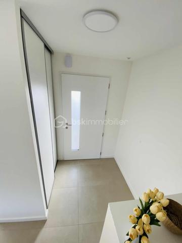 Maison neuve 2024 – Style moderne – 140 m² habitable – Commune Pluneret/Plumergat à MERIADEC 56400

Découvrez cette maison neuve de style moderne, construite en 2024, offrant environ 140 m² habitables sur un terrain de 1 234 m², située à MERIADEC sur la commune de PLUNERET/PLUMERGAT ( Proximité AURAY)
Aucun travaux à prévoir, hors finitions extérieures (enrobé et clôtures à finaliser).

La maison dispose d’une SURFACE UTILE de 167 m² avec une très belle Luminosité.

Rez-de-chaussée
Hall d’entrée avec placard
WC indépendant aux normes PMR
Spacieux salon / salle à manger très lumineux
Coin cuisine entièrement équipée, ouverte sur la pièce de vie
Suite parentale avec dressing et salle d’eau avec WC
Buanderie, dans la continuité du garage


Étage
Trois belles chambres spacieuses
Salle de bains
WC indépendant

Prestations
Chauffage par pompe à chaleur avec eau chaude
Chauffage au Sol RDC
Assainissement tout à l’égout
DPE : Classe A (RT 2020)
Taxe foncière : 1 000 €

Si toutefois ce bien correspond à votre projet , je reste joignable au 06.31.01.31.98 

Possible Envoi  vidéo par WhatsApp dans un premier temps et sur demande.