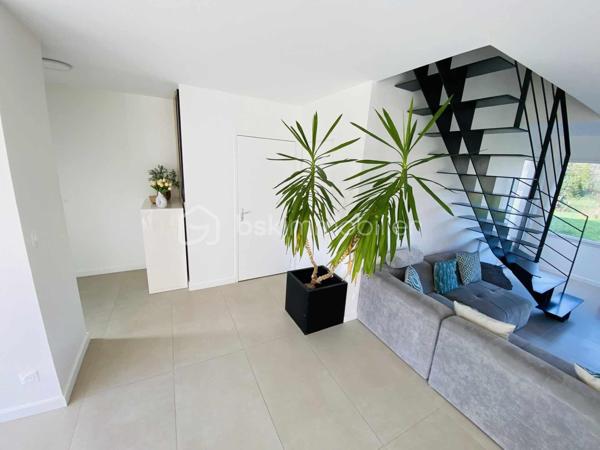 Maison neuve 2024 – Style moderne – 140 m² habitable – Commune Pluneret/Plumergat à MERIADEC 56400

Découvrez cette maison neuve de style moderne, construite en 2024, offrant environ 140 m² habitables sur un terrain de 1 234 m², située à MERIADEC sur la commune de PLUNERET/PLUMERGAT ( Proximité AURAY)
Aucun travaux à prévoir, hors finitions extérieures (enrobé et clôtures à finaliser).

La maison dispose d’une SURFACE UTILE de 167 m² avec une très belle Luminosité.

Rez-de-chaussée
Hall d’entrée avec placard
WC indépendant aux normes PMR
Spacieux salon / salle à manger très lumineux
Coin cuisine entièrement équipée, ouverte sur la pièce de vie
Suite parentale avec dressing et salle d’eau avec WC
Buanderie, dans la continuité du garage


Étage
Trois belles chambres spacieuses
Salle de bains
WC indépendant

Prestations
Chauffage par pompe à chaleur avec eau chaude
Chauffage au Sol RDC
Assainissement tout à l’égout
DPE : Classe A (RT 2020)
Taxe foncière : 1 000 €

Si toutefois ce bien correspond à votre projet , je reste joignable au 06.31.01.31.98 

Possible Envoi  vidéo par WhatsApp dans un premier temps et sur demande.