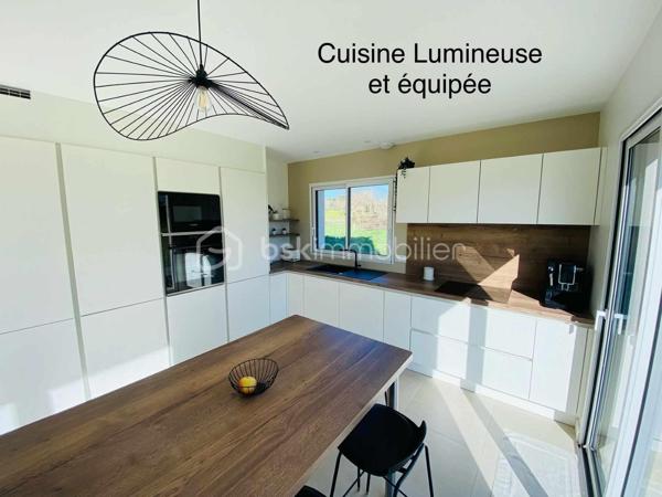 Maison neuve 2024 – Style moderne – 140 m² habitable – Commune Pluneret/Plumergat à MERIADEC 56400

Découvrez cette maison neuve de style moderne, construite en 2024, offrant environ 140 m² habitables sur un terrain de 1 234 m², située à MERIADEC sur la commune de PLUNERET/PLUMERGAT ( Proximité AURAY)
Aucun travaux à prévoir, hors finitions extérieures (enrobé et clôtures à finaliser).

La maison dispose d’une SURFACE UTILE de 167 m² avec une très belle Luminosité.

Rez-de-chaussée
Hall d’entrée avec placard
WC indépendant aux normes PMR
Spacieux salon / salle à manger très lumineux
Coin cuisine entièrement équipée, ouverte sur la pièce de vie
Suite parentale avec dressing et salle d’eau avec WC
Buanderie, dans la continuité du garage


Étage
Trois belles chambres spacieuses
Salle de bains
WC indépendant

Prestations
Chauffage par pompe à chaleur avec eau chaude
Chauffage au Sol RDC
Assainissement tout à l’égout
DPE : Classe A (RT 2020)
Taxe foncière : 1 000 €

Si toutefois ce bien correspond à votre projet , je reste joignable au 06.31.01.31.98 

Possible Envoi  vidéo par WhatsApp dans un premier temps et sur demande.