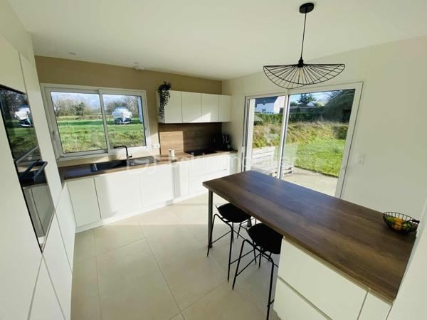 Maison neuve 2024 – Style moderne – 140 m² habitable – Commune Pluneret/Plumergat à MERIADEC 56400

Découvrez cette maison neuve de style moderne, construite en 2024, offrant environ 140 m² habitables sur un terrain de 1 234 m², située à MERIADEC sur la commune de PLUNERET/PLUMERGAT ( Proximité AURAY)
Aucun travaux à prévoir, hors finitions extérieures (enrobé et clôtures à finaliser).

La maison dispose d’une SURFACE UTILE de 167 m² avec une très belle Luminosité.

Rez-de-chaussée
Hall d’entrée avec placard
WC indépendant aux normes PMR
Spacieux salon / salle à manger très lumineux
Coin cuisine entièrement équipée, ouverte sur la pièce de vie
Suite parentale avec dressing et salle d’eau avec WC
Buanderie, dans la continuité du garage


Étage
Trois belles chambres spacieuses
Salle de bains
WC indépendant

Prestations
Chauffage par pompe à chaleur avec eau chaude
Chauffage au Sol RDC
Assainissement tout à l’égout
DPE : Classe A (RT 2020)
Taxe foncière : 1 000 €

Si toutefois ce bien correspond à votre projet , je reste joignable au 06.31.01.31.98 

Possible Envoi  vidéo par WhatsApp dans un premier temps et sur demande.