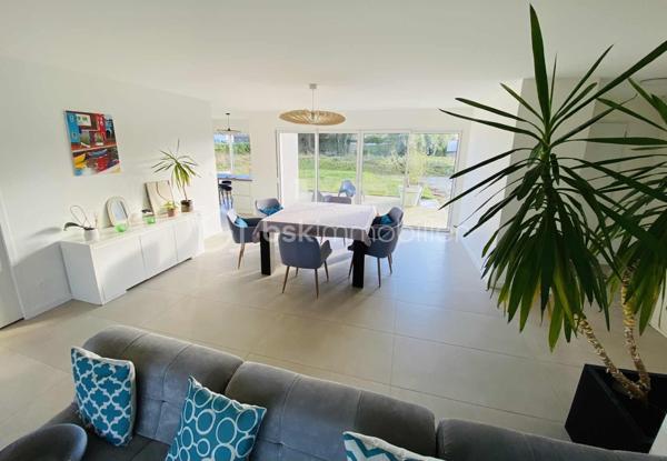 Maison neuve 2024 – Style moderne – 140 m² habitable – Commune Pluneret/Plumergat à MERIADEC 56400

Découvrez cette maison neuve de style moderne, construite en 2024, offrant environ 140 m² habitables sur un terrain de 1 234 m², située à MERIADEC sur la commune de PLUNERET/PLUMERGAT ( Proximité AURAY)
Aucun travaux à prévoir, hors finitions extérieures (enrobé et clôtures à finaliser).

La maison dispose d’une SURFACE UTILE de 167 m² avec une très belle Luminosité.

Rez-de-chaussée
Hall d’entrée avec placard
WC indépendant aux normes PMR
Spacieux salon / salle à manger très lumineux
Coin cuisine entièrement équipée, ouverte sur la pièce de vie
Suite parentale avec dressing et salle d’eau avec WC
Buanderie, dans la continuité du garage


Étage
Trois belles chambres spacieuses
Salle de bains
WC indépendant

Prestations
Chauffage par pompe à chaleur avec eau chaude
Chauffage au Sol RDC
Assainissement tout à l’égout
DPE : Classe A (RT 2020)
Taxe foncière : 1 000 €

Si toutefois ce bien correspond à votre projet , je reste joignable au 06.31.01.31.98 

Possible Envoi  vidéo par WhatsApp dans un premier temps et sur demande.
