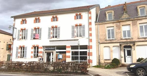 Rare, ce bel immeuble commercial contenant un restaurant renommé, sa terrasse et son appartement de fonction