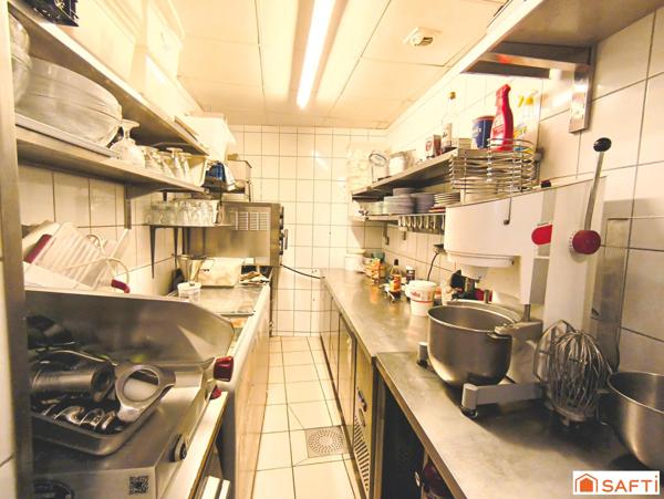 Rare, ce bel immeuble commercial contenant un restaurant renommé, sa terrasse et son appartement de fonction