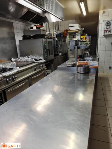 Rare, ce bel immeuble commercial contenant un restaurant renommé, sa terrasse et son appartement de fonction