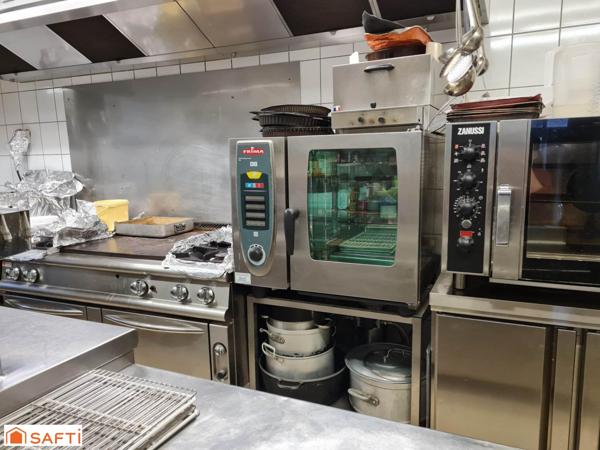 Rare, ce bel immeuble commercial contenant un restaurant renommé, sa terrasse et son appartement de fonction