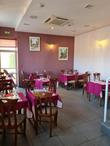 Rare, ce bel immeuble commercial contenant un restaurant renommé, sa terrasse et son appartement de fonction