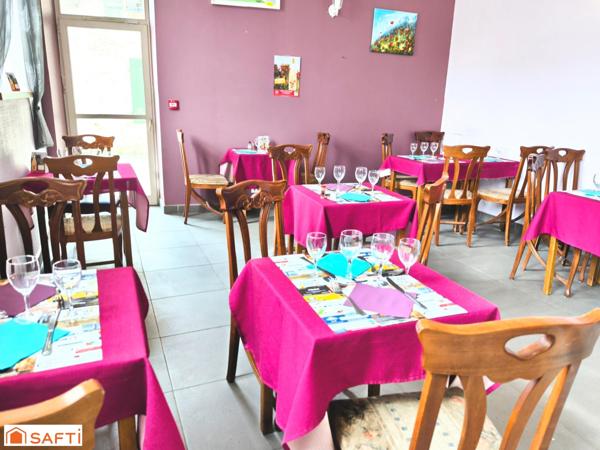 Rare, ce bel immeuble commercial contenant un restaurant renommé, sa terrasse et son appartement de fonction