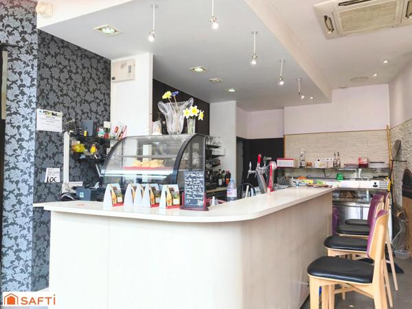 Rare, ce bel immeuble commercial contenant un restaurant renommé, sa terrasse et son appartement de fonction