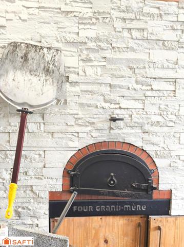 Rare, ce bel immeuble commercial contenant un restaurant renommé, sa terrasse et son appartement de fonction