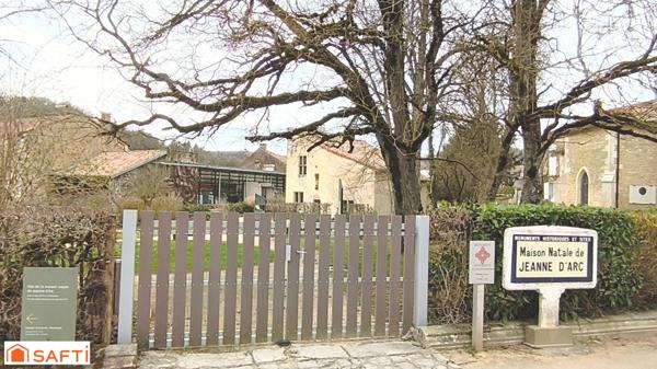 Rare, ce bel immeuble commercial contenant un restaurant renommé, sa terrasse et son appartement de fonction