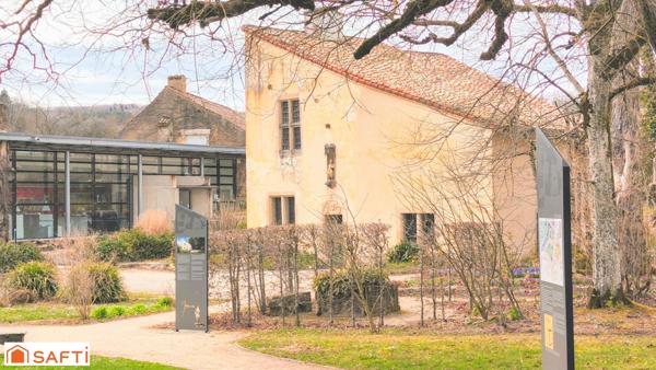 Rare, ce bel immeuble commercial contenant un restaurant renommé, sa terrasse et son appartement de fonction