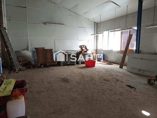 BATIMENTS SUR 6749 M2 DE TERRAIN EN BORD DE RN 113