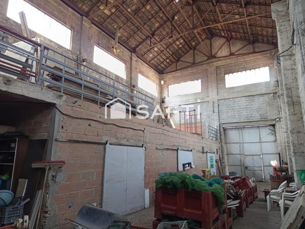 BATIMENTS SUR 6749 M2 DE TERRAIN EN BORD DE RN 113