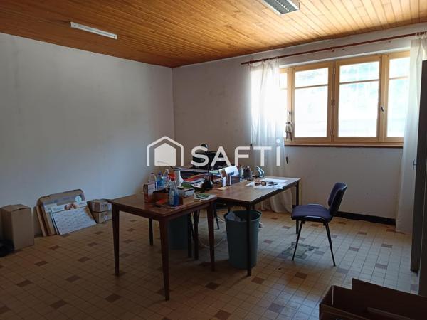 BATIMENTS SUR 6749 M2 DE TERRAIN EN BORD DE RN 113