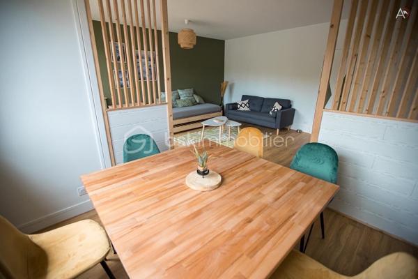 À la recherche d'un appartement spacieux, lumineux et parfaitement entretenu à Dinan ?

Kévin Landrin BSK Immobilier vous présente : 

Au premier étage d'une résidence de trois étages, découvrez cet appartement traversant de 105 m², pensé pour offrir un cadre de vie confortable et fonctionnel à toute la famille.

Dès l'entrée, vous serez séduits par la qualité de ses volumes et la fluidité de sa distribution.

La pièce de vie, exposée plein sud, profite d'une belle luminosité tout au long de la journée et s'ouvre sur un agréable balcon, idéal pour profiter des beaux jours.
La cuisine indépendante, entièrement aménagée et équipée, offre un espace convivial et bénéficie d'une agréable vue dégagée sur le parc arboré de la résidence.
L'espace nuit, parfaitement séparé des pièces de vie, apporte calme et intimité.

Vous y découvrirez une véritable suite parentale composée d'une chambre spacieuse, d'un espace bureau, d'un dressing ainsi que d'une salle d'eau privative avec douche et vasque.

Deux autres chambres, également tournées vers le parc, offrent un environnement paisible. Un dressing indépendant, accessible depuis le couloir, permet d'optimiser le rangement tout en conservant toute la surface des chambres.

Une seconde salle de bains avec baignoire, vasque et un second WC complète cet espace nuit.

Les prestations : 
Appartement traversant
Séjour exposé plein sud
Balcon
Cuisine aménagée et équipée
Double vitrage PVC
Volets roulants électriques
Chauffage collectif
Isolation thermique par l'extérieur réalisée sur la résidence
Cave privative
Local à vélos

Construite en 1968, la résidence est située dans un environnement agréable, à proximité des commerces, des établissements scolaires, des transports et à seulement quelques minutes du centre historique de Dinan.

Un appartement offrant de beaux volumes, une distribution familiale particulièrement réussie et un cadre de vie agréable, prêt à accueillir ses nouveaux propriétaires.