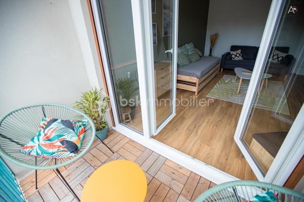 À la recherche d'un appartement spacieux, lumineux et parfaitement entretenu à Dinan ?

Kévin Landrin BSK Immobilier vous présente : 

Au premier étage d'une résidence de trois étages, découvrez cet appartement traversant de 105 m², pensé pour offrir un cadre de vie confortable et fonctionnel à toute la famille.

Dès l'entrée, vous serez séduits par la qualité de ses volumes et la fluidité de sa distribution.

La pièce de vie, exposée plein sud, profite d'une belle luminosité tout au long de la journée et s'ouvre sur un agréable balcon, idéal pour profiter des beaux jours.
La cuisine indépendante, entièrement aménagée et équipée, offre un espace convivial et bénéficie d'une agréable vue dégagée sur le parc arboré de la résidence.
L'espace nuit, parfaitement séparé des pièces de vie, apporte calme et intimité.

Vous y découvrirez une véritable suite parentale composée d'une chambre spacieuse, d'un espace bureau, d'un dressing ainsi que d'une salle d'eau privative avec douche et vasque.

Deux autres chambres, également tournées vers le parc, offrent un environnement paisible. Un dressing indépendant, accessible depuis le couloir, permet d'optimiser le rangement tout en conservant toute la surface des chambres.

Une seconde salle de bains avec baignoire, vasque et un second WC complète cet espace nuit.

Les prestations : 
Appartement traversant
Séjour exposé plein sud
Balcon
Cuisine aménagée et équipée
Double vitrage PVC
Volets roulants électriques
Chauffage collectif
Isolation thermique par l'extérieur réalisée sur la résidence
Cave privative
Local à vélos

Construite en 1968, la résidence est située dans un environnement agréable, à proximité des commerces, des établissements scolaires, des transports et à seulement quelques minutes du centre historique de Dinan.

Un appartement offrant de beaux volumes, une distribution familiale particulièrement réussie et un cadre de vie agréable, prêt à accueillir ses nouveaux propriétaires.