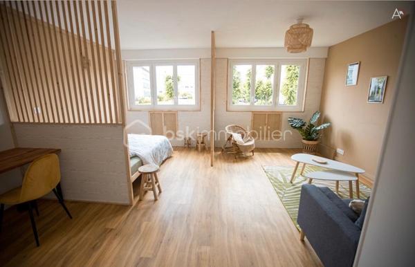 À la recherche d'un appartement spacieux, lumineux et parfaitement entretenu à Dinan ?

Kévin Landrin BSK Immobilier vous présente : 

Au premier étage d'une résidence de trois étages, découvrez cet appartement traversant de 105 m², pensé pour offrir un cadre de vie confortable et fonctionnel à toute la famille.

Dès l'entrée, vous serez séduits par la qualité de ses volumes et la fluidité de sa distribution.

La pièce de vie, exposée plein sud, profite d'une belle luminosité tout au long de la journée et s'ouvre sur un agréable balcon, idéal pour profiter des beaux jours.
La cuisine indépendante, entièrement aménagée et équipée, offre un espace convivial et bénéficie d'une agréable vue dégagée sur le parc arboré de la résidence.
L'espace nuit, parfaitement séparé des pièces de vie, apporte calme et intimité.

Vous y découvrirez une véritable suite parentale composée d'une chambre spacieuse, d'un espace bureau, d'un dressing ainsi que d'une salle d'eau privative avec douche et vasque.

Deux autres chambres, également tournées vers le parc, offrent un environnement paisible. Un dressing indépendant, accessible depuis le couloir, permet d'optimiser le rangement tout en conservant toute la surface des chambres.

Une seconde salle de bains avec baignoire, vasque et un second WC complète cet espace nuit.

Les prestations : 
Appartement traversant
Séjour exposé plein sud
Balcon
Cuisine aménagée et équipée
Double vitrage PVC
Volets roulants électriques
Chauffage collectif
Isolation thermique par l'extérieur réalisée sur la résidence
Cave privative
Local à vélos

Construite en 1968, la résidence est située dans un environnement agréable, à proximité des commerces, des établissements scolaires, des transports et à seulement quelques minutes du centre historique de Dinan.

Un appartement offrant de beaux volumes, une distribution familiale particulièrement réussie et un cadre de vie agréable, prêt à accueillir ses nouveaux propriétaires.