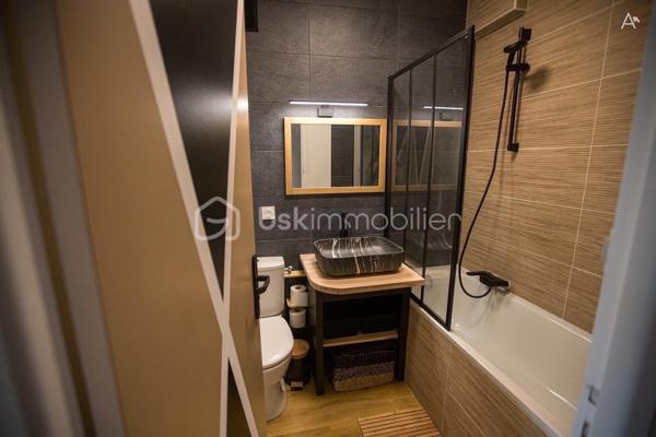 À la recherche d'un appartement spacieux, lumineux et parfaitement entretenu à Dinan ?

Kévin Landrin BSK Immobilier vous présente : 

Au premier étage d'une résidence de trois étages, découvrez cet appartement traversant de 105 m², pensé pour offrir un cadre de vie confortable et fonctionnel à toute la famille.

Dès l'entrée, vous serez séduits par la qualité de ses volumes et la fluidité de sa distribution.

La pièce de vie, exposée plein sud, profite d'une belle luminosité tout au long de la journée et s'ouvre sur un agréable balcon, idéal pour profiter des beaux jours.
La cuisine indépendante, entièrement aménagée et équipée, offre un espace convivial et bénéficie d'une agréable vue dégagée sur le parc arboré de la résidence.
L'espace nuit, parfaitement séparé des pièces de vie, apporte calme et intimité.

Vous y découvrirez une véritable suite parentale composée d'une chambre spacieuse, d'un espace bureau, d'un dressing ainsi que d'une salle d'eau privative avec douche et vasque.

Deux autres chambres, également tournées vers le parc, offrent un environnement paisible. Un dressing indépendant, accessible depuis le couloir, permet d'optimiser le rangement tout en conservant toute la surface des chambres.

Une seconde salle de bains avec baignoire, vasque et un second WC complète cet espace nuit.

Les prestations : 
Appartement traversant
Séjour exposé plein sud
Balcon
Cuisine aménagée et équipée
Double vitrage PVC
Volets roulants électriques
Chauffage collectif
Isolation thermique par l'extérieur réalisée sur la résidence
Cave privative
Local à vélos

Construite en 1968, la résidence est située dans un environnement agréable, à proximité des commerces, des établissements scolaires, des transports et à seulement quelques minutes du centre historique de Dinan.

Un appartement offrant de beaux volumes, une distribution familiale particulièrement réussie et un cadre de vie agréable, prêt à accueillir ses nouveaux propriétaires.