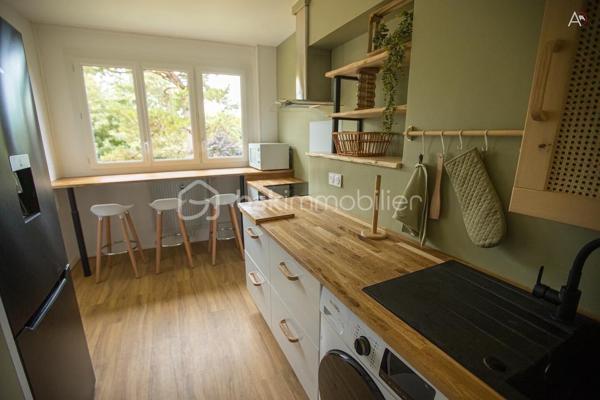 À la recherche d'un appartement spacieux, lumineux et parfaitement entretenu à Dinan ?

Kévin Landrin BSK Immobilier vous présente : 

Au premier étage d'une résidence de trois étages, découvrez cet appartement traversant de 105 m², pensé pour offrir un cadre de vie confortable et fonctionnel à toute la famille.

Dès l'entrée, vous serez séduits par la qualité de ses volumes et la fluidité de sa distribution.

La pièce de vie, exposée plein sud, profite d'une belle luminosité tout au long de la journée et s'ouvre sur un agréable balcon, idéal pour profiter des beaux jours.
La cuisine indépendante, entièrement aménagée et équipée, offre un espace convivial et bénéficie d'une agréable vue dégagée sur le parc arboré de la résidence.
L'espace nuit, parfaitement séparé des pièces de vie, apporte calme et intimité.

Vous y découvrirez une véritable suite parentale composée d'une chambre spacieuse, d'un espace bureau, d'un dressing ainsi que d'une salle d'eau privative avec douche et vasque.

Deux autres chambres, également tournées vers le parc, offrent un environnement paisible. Un dressing indépendant, accessible depuis le couloir, permet d'optimiser le rangement tout en conservant toute la surface des chambres.

Une seconde salle de bains avec baignoire, vasque et un second WC complète cet espace nuit.

Les prestations : 
Appartement traversant
Séjour exposé plein sud
Balcon
Cuisine aménagée et équipée
Double vitrage PVC
Volets roulants électriques
Chauffage collectif
Isolation thermique par l'extérieur réalisée sur la résidence
Cave privative
Local à vélos

Construite en 1968, la résidence est située dans un environnement agréable, à proximité des commerces, des établissements scolaires, des transports et à seulement quelques minutes du centre historique de Dinan.

Un appartement offrant de beaux volumes, une distribution familiale particulièrement réussie et un cadre de vie agréable, prêt à accueillir ses nouveaux propriétaires.