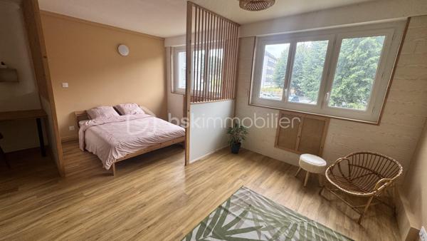 À la recherche d'un appartement spacieux, lumineux et parfaitement entretenu à Dinan ?

Kévin Landrin BSK Immobilier vous présente : 

Au premier étage d'une résidence de trois étages, découvrez cet appartement traversant de 105 m², pensé pour offrir un cadre de vie confortable et fonctionnel à toute la famille.

Dès l'entrée, vous serez séduits par la qualité de ses volumes et la fluidité de sa distribution.

La pièce de vie, exposée plein sud, profite d'une belle luminosité tout au long de la journée et s'ouvre sur un agréable balcon, idéal pour profiter des beaux jours.
La cuisine indépendante, entièrement aménagée et équipée, offre un espace convivial et bénéficie d'une agréable vue dégagée sur le parc arboré de la résidence.
L'espace nuit, parfaitement séparé des pièces de vie, apporte calme et intimité.

Vous y découvrirez une véritable suite parentale composée d'une chambre spacieuse, d'un espace bureau, d'un dressing ainsi que d'une salle d'eau privative avec douche et vasque.

Deux autres chambres, également tournées vers le parc, offrent un environnement paisible. Un dressing indépendant, accessible depuis le couloir, permet d'optimiser le rangement tout en conservant toute la surface des chambres.

Une seconde salle de bains avec baignoire, vasque et un second WC complète cet espace nuit.

Les prestations : 
Appartement traversant
Séjour exposé plein sud
Balcon
Cuisine aménagée et équipée
Double vitrage PVC
Volets roulants électriques
Chauffage collectif
Isolation thermique par l'extérieur réalisée sur la résidence
Cave privative
Local à vélos

Construite en 1968, la résidence est située dans un environnement agréable, à proximité des commerces, des établissements scolaires, des transports et à seulement quelques minutes du centre historique de Dinan.

Un appartement offrant de beaux volumes, une distribution familiale particulièrement réussie et un cadre de vie agréable, prêt à accueillir ses nouveaux propriétaires.