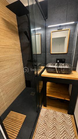 À la recherche d'un appartement spacieux, lumineux et parfaitement entretenu à Dinan ?

Kévin Landrin BSK Immobilier vous présente : 

Au premier étage d'une résidence de trois étages, découvrez cet appartement traversant de 105 m², pensé pour offrir un cadre de vie confortable et fonctionnel à toute la famille.

Dès l'entrée, vous serez séduits par la qualité de ses volumes et la fluidité de sa distribution.

La pièce de vie, exposée plein sud, profite d'une belle luminosité tout au long de la journée et s'ouvre sur un agréable balcon, idéal pour profiter des beaux jours.
La cuisine indépendante, entièrement aménagée et équipée, offre un espace convivial et bénéficie d'une agréable vue dégagée sur le parc arboré de la résidence.
L'espace nuit, parfaitement séparé des pièces de vie, apporte calme et intimité.

Vous y découvrirez une véritable suite parentale composée d'une chambre spacieuse, d'un espace bureau, d'un dressing ainsi que d'une salle d'eau privative avec douche et vasque.

Deux autres chambres, également tournées vers le parc, offrent un environnement paisible. Un dressing indépendant, accessible depuis le couloir, permet d'optimiser le rangement tout en conservant toute la surface des chambres.

Une seconde salle de bains avec baignoire, vasque et un second WC complète cet espace nuit.

Les prestations : 
Appartement traversant
Séjour exposé plein sud
Balcon
Cuisine aménagée et équipée
Double vitrage PVC
Volets roulants électriques
Chauffage collectif
Isolation thermique par l'extérieur réalisée sur la résidence
Cave privative
Local à vélos

Construite en 1968, la résidence est située dans un environnement agréable, à proximité des commerces, des établissements scolaires, des transports et à seulement quelques minutes du centre historique de Dinan.

Un appartement offrant de beaux volumes, une distribution familiale particulièrement réussie et un cadre de vie agréable, prêt à accueillir ses nouveaux propriétaires.