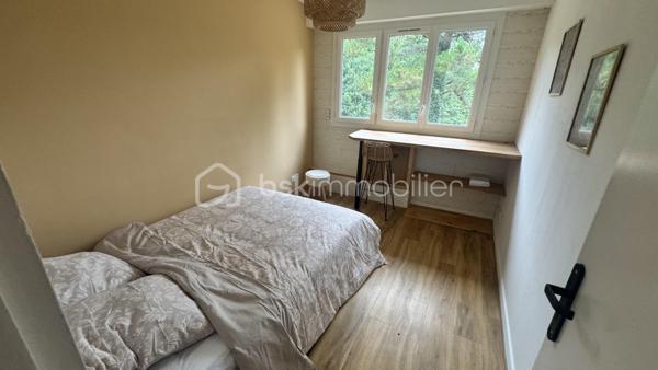 À la recherche d'un appartement spacieux, lumineux et parfaitement entretenu à Dinan ?

Kévin Landrin BSK Immobilier vous présente : 

Au premier étage d'une résidence de trois étages, découvrez cet appartement traversant de 105 m², pensé pour offrir un cadre de vie confortable et fonctionnel à toute la famille.

Dès l'entrée, vous serez séduits par la qualité de ses volumes et la fluidité de sa distribution.

La pièce de vie, exposée plein sud, profite d'une belle luminosité tout au long de la journée et s'ouvre sur un agréable balcon, idéal pour profiter des beaux jours.
La cuisine indépendante, entièrement aménagée et équipée, offre un espace convivial et bénéficie d'une agréable vue dégagée sur le parc arboré de la résidence.
L'espace nuit, parfaitement séparé des pièces de vie, apporte calme et intimité.

Vous y découvrirez une véritable suite parentale composée d'une chambre spacieuse, d'un espace bureau, d'un dressing ainsi que d'une salle d'eau privative avec douche et vasque.

Deux autres chambres, également tournées vers le parc, offrent un environnement paisible. Un dressing indépendant, accessible depuis le couloir, permet d'optimiser le rangement tout en conservant toute la surface des chambres.

Une seconde salle de bains avec baignoire, vasque et un second WC complète cet espace nuit.

Les prestations : 
Appartement traversant
Séjour exposé plein sud
Balcon
Cuisine aménagée et équipée
Double vitrage PVC
Volets roulants électriques
Chauffage collectif
Isolation thermique par l'extérieur réalisée sur la résidence
Cave privative
Local à vélos

Construite en 1968, la résidence est située dans un environnement agréable, à proximité des commerces, des établissements scolaires, des transports et à seulement quelques minutes du centre historique de Dinan.

Un appartement offrant de beaux volumes, une distribution familiale particulièrement réussie et un cadre de vie agréable, prêt à accueillir ses nouveaux propriétaires.
