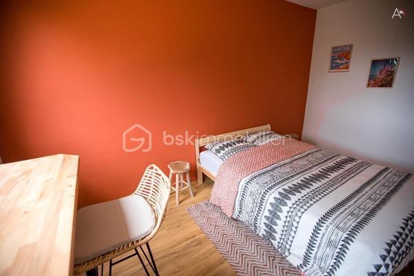 À la recherche d'un appartement spacieux, lumineux et parfaitement entretenu à Dinan ?

Kévin Landrin BSK Immobilier vous présente : 

Au premier étage d'une résidence de trois étages, découvrez cet appartement traversant de 105 m², pensé pour offrir un cadre de vie confortable et fonctionnel à toute la famille.

Dès l'entrée, vous serez séduits par la qualité de ses volumes et la fluidité de sa distribution.

La pièce de vie, exposée plein sud, profite d'une belle luminosité tout au long de la journée et s'ouvre sur un agréable balcon, idéal pour profiter des beaux jours.
La cuisine indépendante, entièrement aménagée et équipée, offre un espace convivial et bénéficie d'une agréable vue dégagée sur le parc arboré de la résidence.
L'espace nuit, parfaitement séparé des pièces de vie, apporte calme et intimité.

Vous y découvrirez une véritable suite parentale composée d'une chambre spacieuse, d'un espace bureau, d'un dressing ainsi que d'une salle d'eau privative avec douche et vasque.

Deux autres chambres, également tournées vers le parc, offrent un environnement paisible. Un dressing indépendant, accessible depuis le couloir, permet d'optimiser le rangement tout en conservant toute la surface des chambres.

Une seconde salle de bains avec baignoire, vasque et un second WC complète cet espace nuit.

Les prestations : 
Appartement traversant
Séjour exposé plein sud
Balcon
Cuisine aménagée et équipée
Double vitrage PVC
Volets roulants électriques
Chauffage collectif
Isolation thermique par l'extérieur réalisée sur la résidence
Cave privative
Local à vélos

Construite en 1968, la résidence est située dans un environnement agréable, à proximité des commerces, des établissements scolaires, des transports et à seulement quelques minutes du centre historique de Dinan.

Un appartement offrant de beaux volumes, une distribution familiale particulièrement réussie et un cadre de vie agréable, prêt à accueillir ses nouveaux propriétaires.