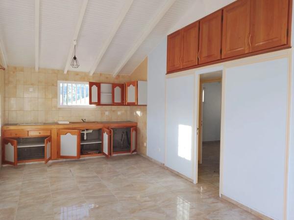 🏡 À VENDRE – Maison 2 niveaux à Baillif Guadeloupe, proche du centre et de toutes commodités.
