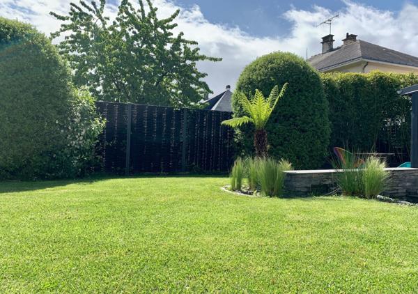 Maison contemporaine dans une rue au calme avec jardin paysagé et spa
