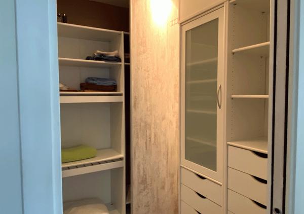 Maison contemporaine dans une rue au calme avec jardin paysagé et spa
