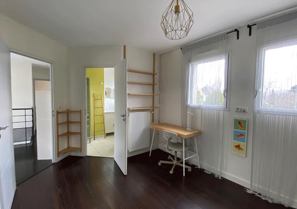 Maison contemporaine dans une rue au calme avec jardin paysagé et spa