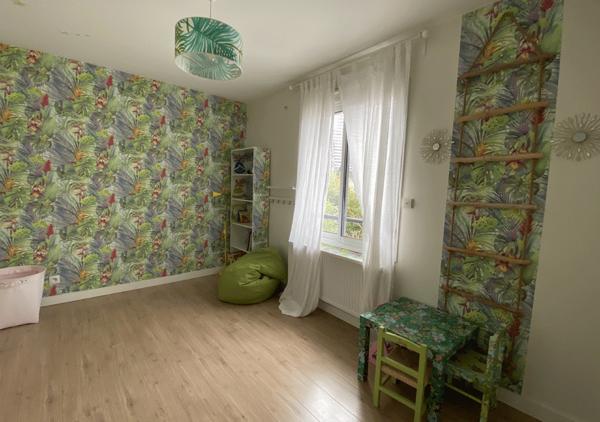 Maison contemporaine dans une rue au calme avec jardin paysagé et spa