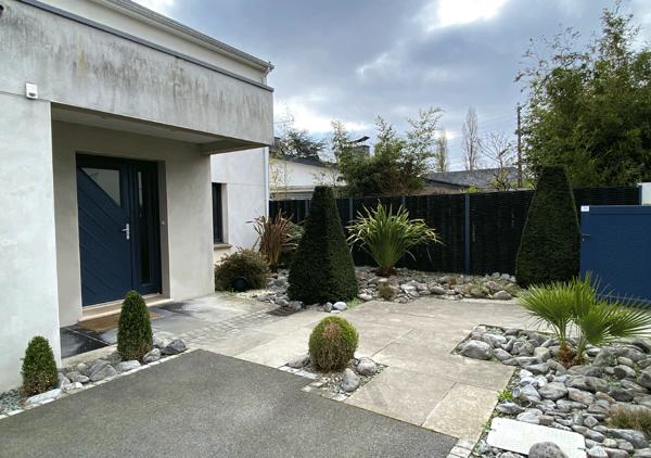 Maison contemporaine dans une rue au calme avec jardin paysagé et spa