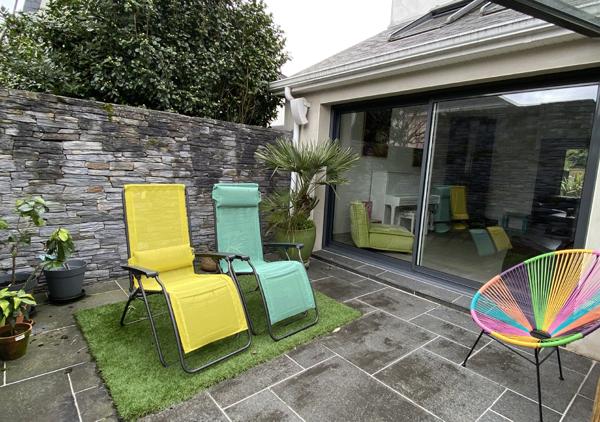 Maison contemporaine dans une rue au calme avec jardin paysagé et spa