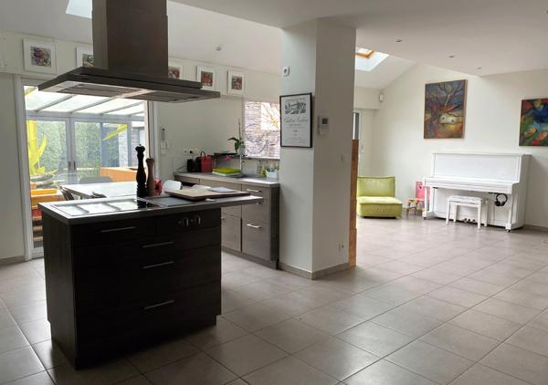 Maison contemporaine dans une rue au calme avec jardin paysagé et spa