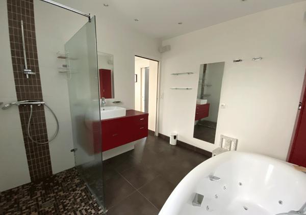 Maison contemporaine dans une rue au calme avec jardin paysagé et spa