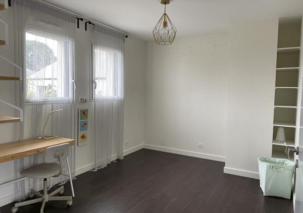 Maison contemporaine dans une rue au calme avec jardin paysagé et spa