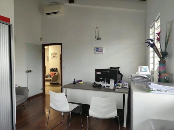 Location                                                      Local commercial
                        
                     6 pièces                      86 m2                     à Fort-de-France