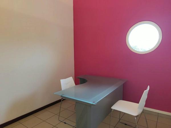 Location                                                      Local commercial
                        
                     6 pièces                      86 m2                     à Fort-de-France
