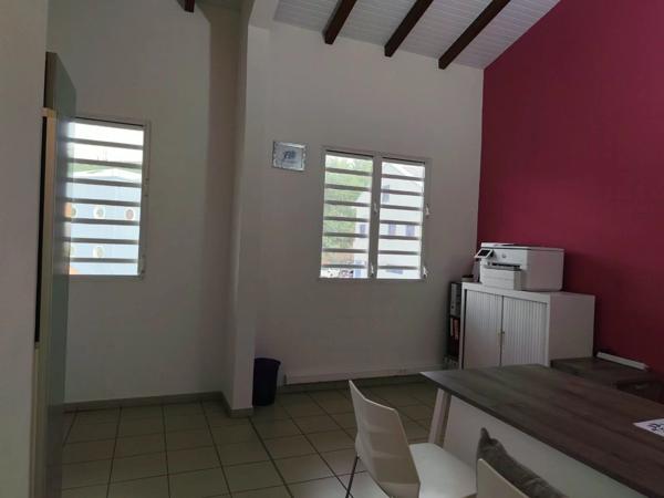 Location                                                      Local commercial
                        
                     6 pièces                      86 m2                     à Fort-de-France
