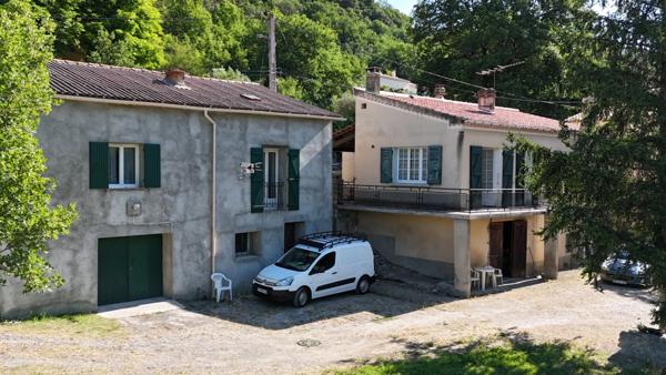 Belle propriété avec deux maisons sur 3430 m² de terrain arboré – Potentiel rare !