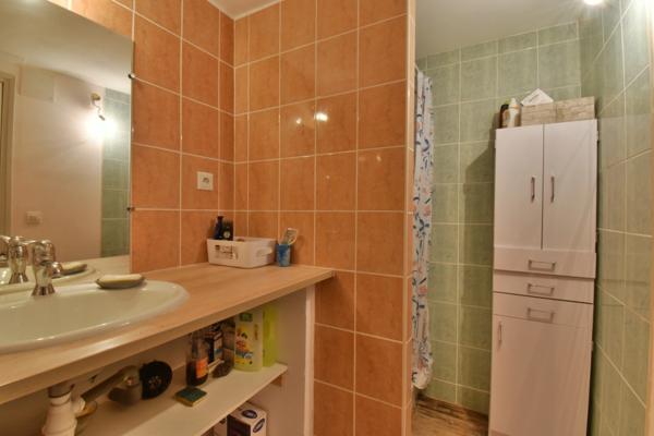 Belle propriété avec deux maisons sur 3430 m² de terrain arboré – Potentiel rare !